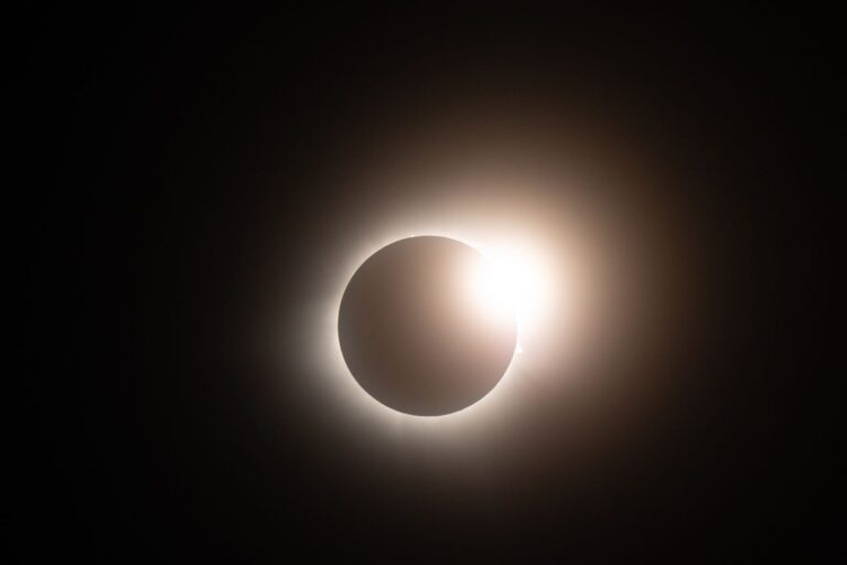 Cómo proteger los ojos durante un eclipse solar: guía esencial para una observación segura